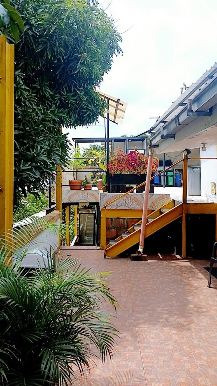 Casa Amarilla Hostel - Cali Bagian luar foto