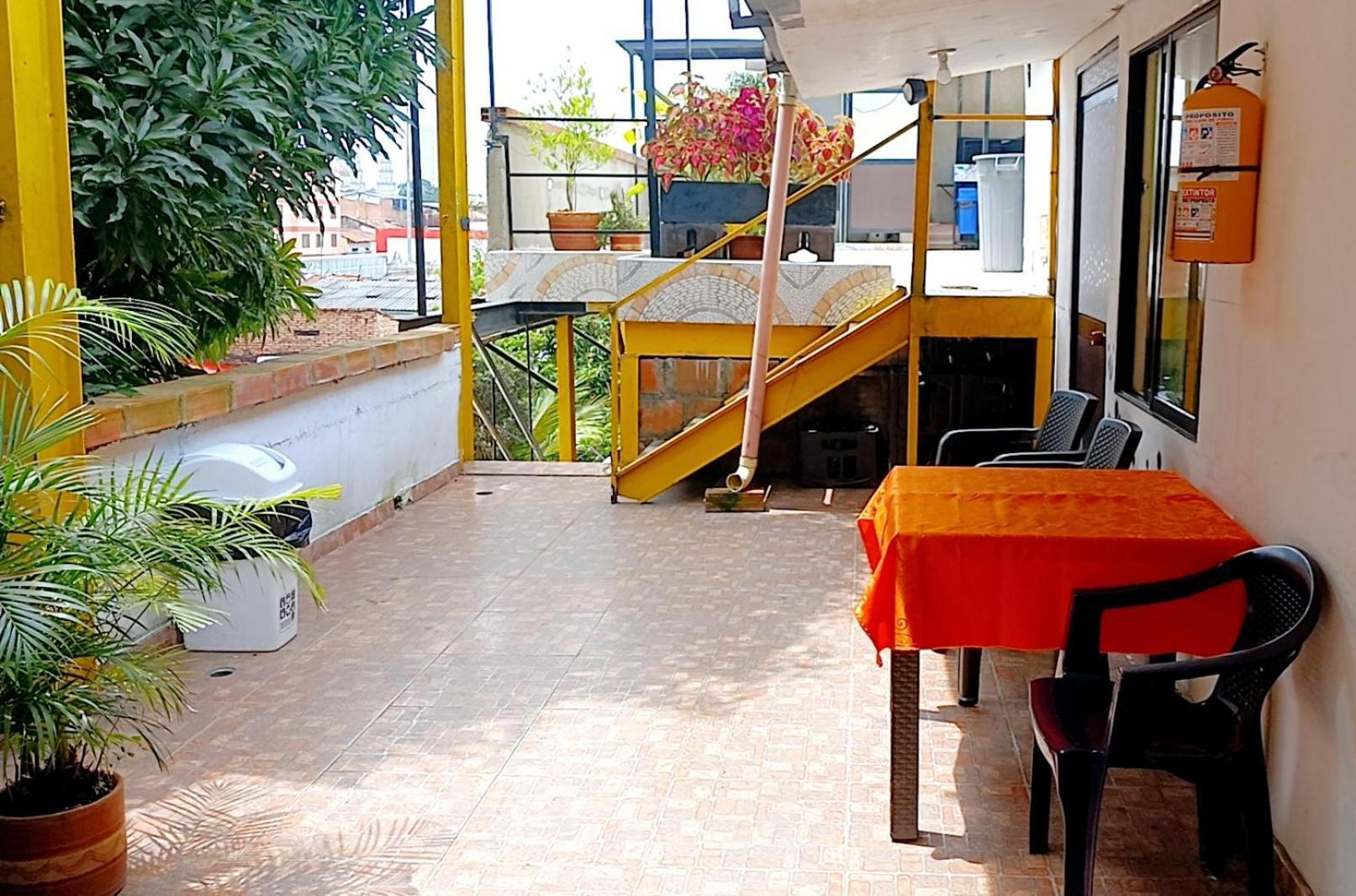 Casa Amarilla Hostel - Cali Bagian luar foto